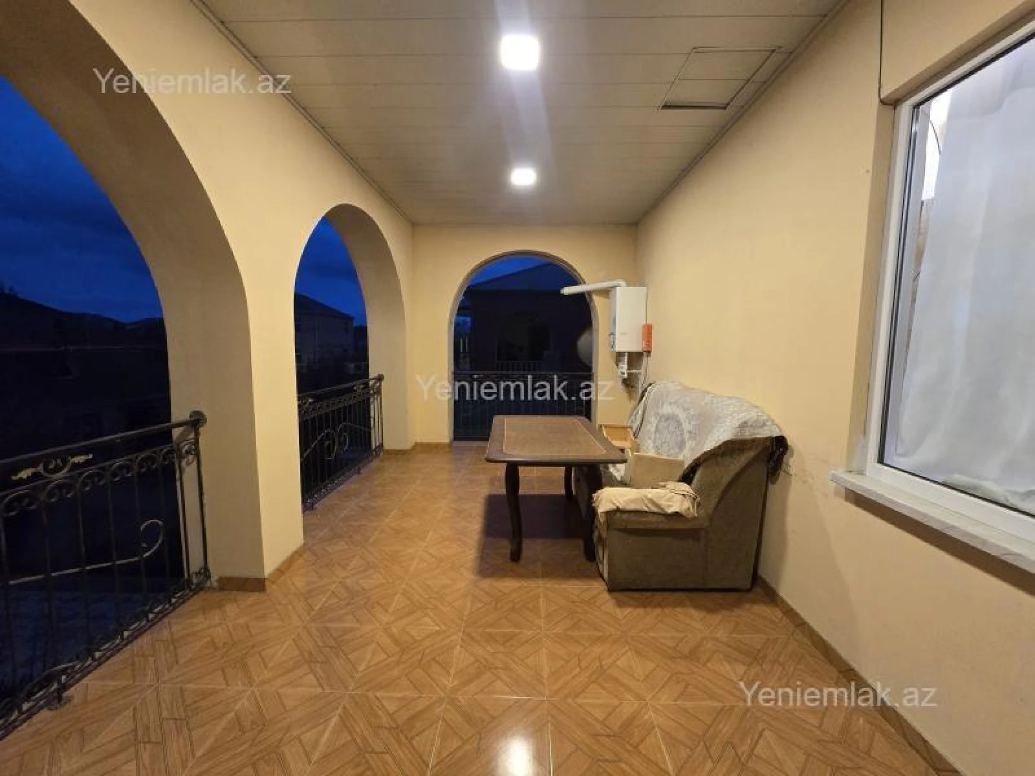 Satılır 8 otaqlı həyət evi 280 m²