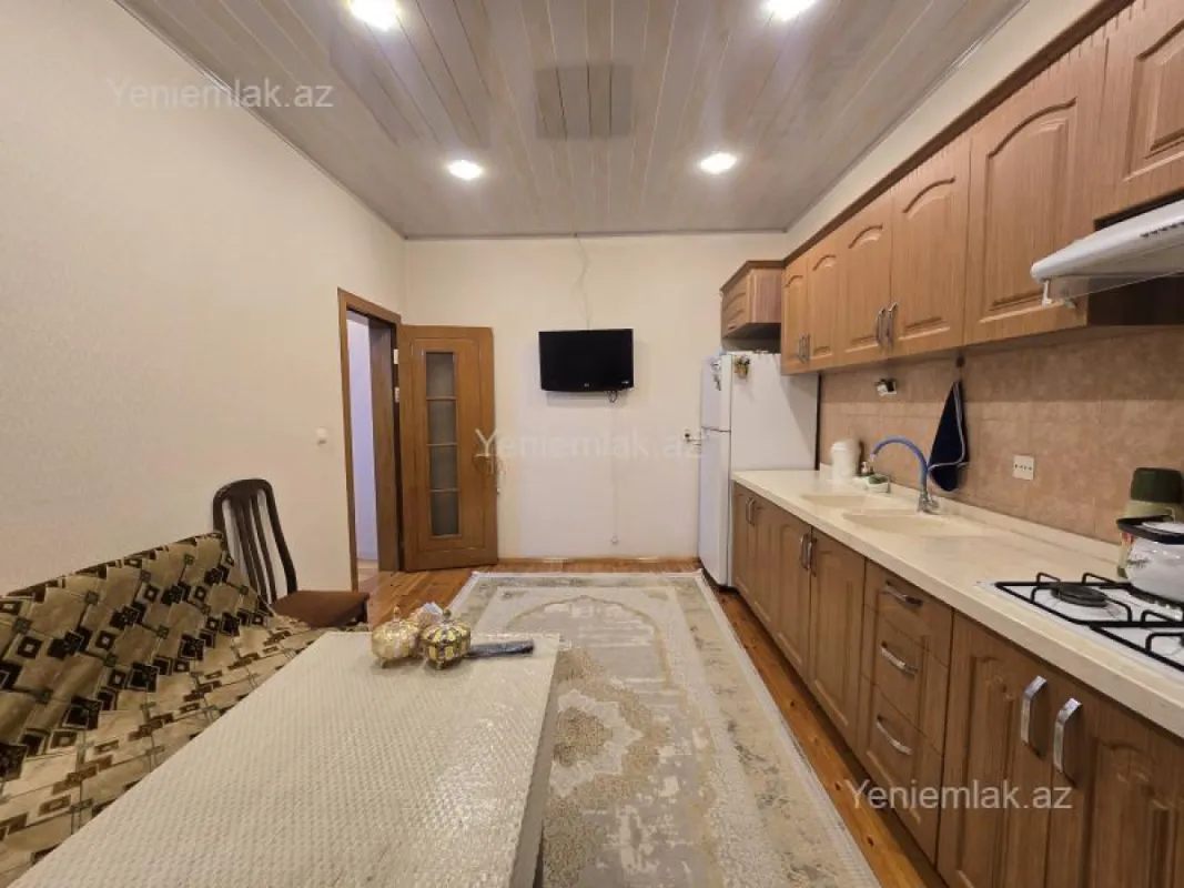 Satılır 8 otaqlı həyət evi 280 m²