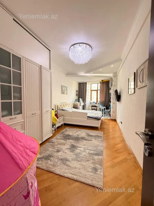 Satılır 4 otaqlı yeni tikili 180 m²