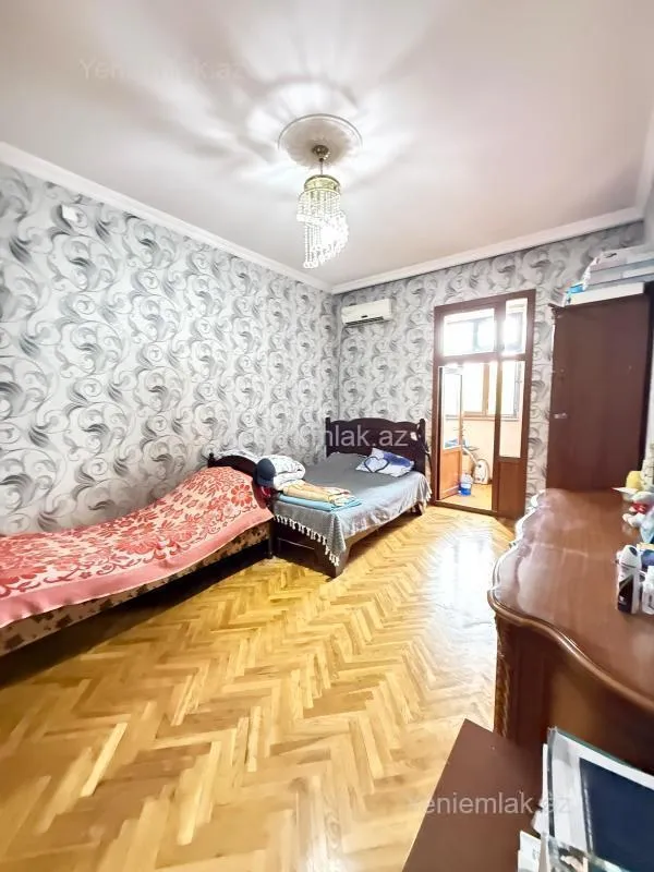 Satılır 3 otaqlı köhnə tikili 100 m²