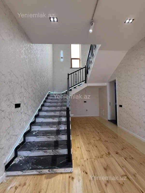 Satılır 5 otaqlı həyət evi 245 m²