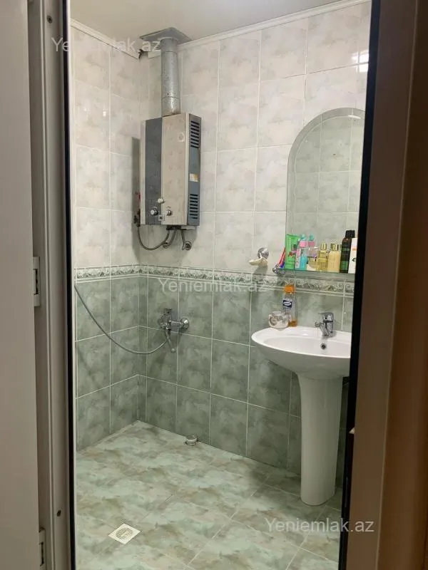 Satılır 4 otaqlı köhnə tikili 110 m²