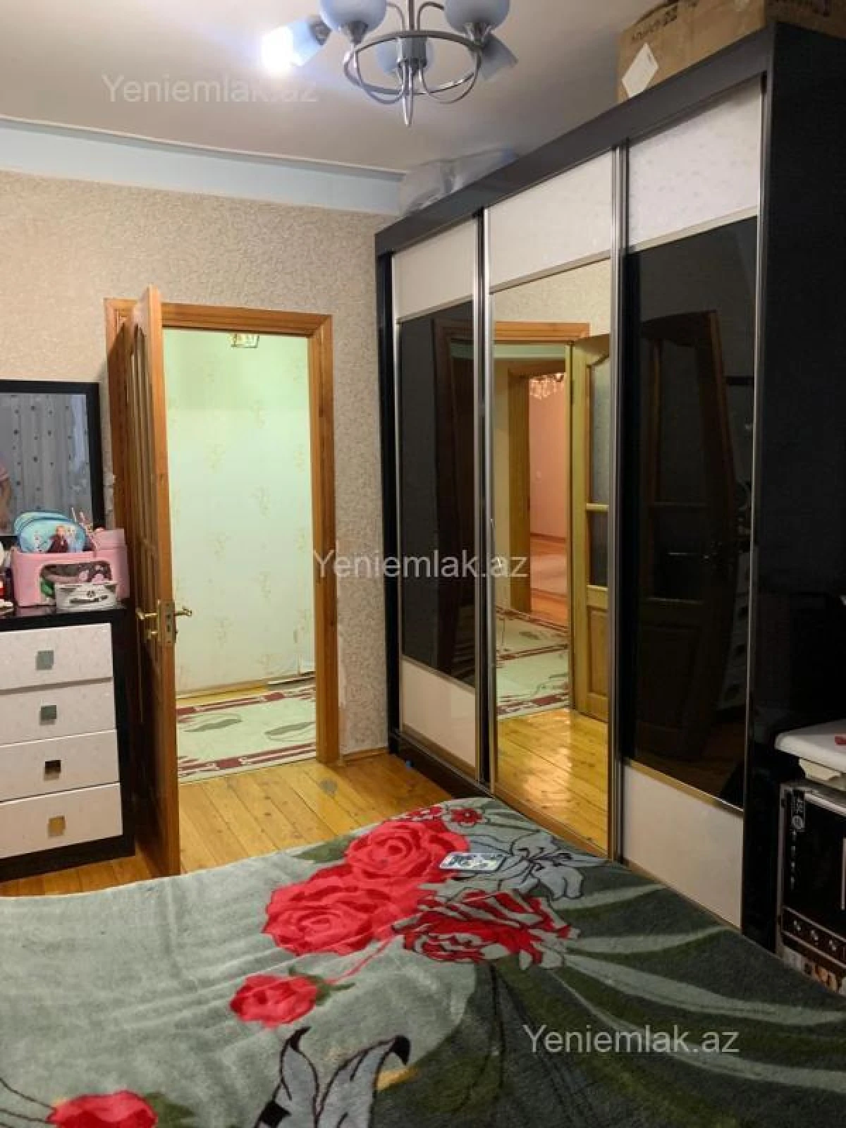 Satılır 4 otaqlı köhnə tikili 110 m²