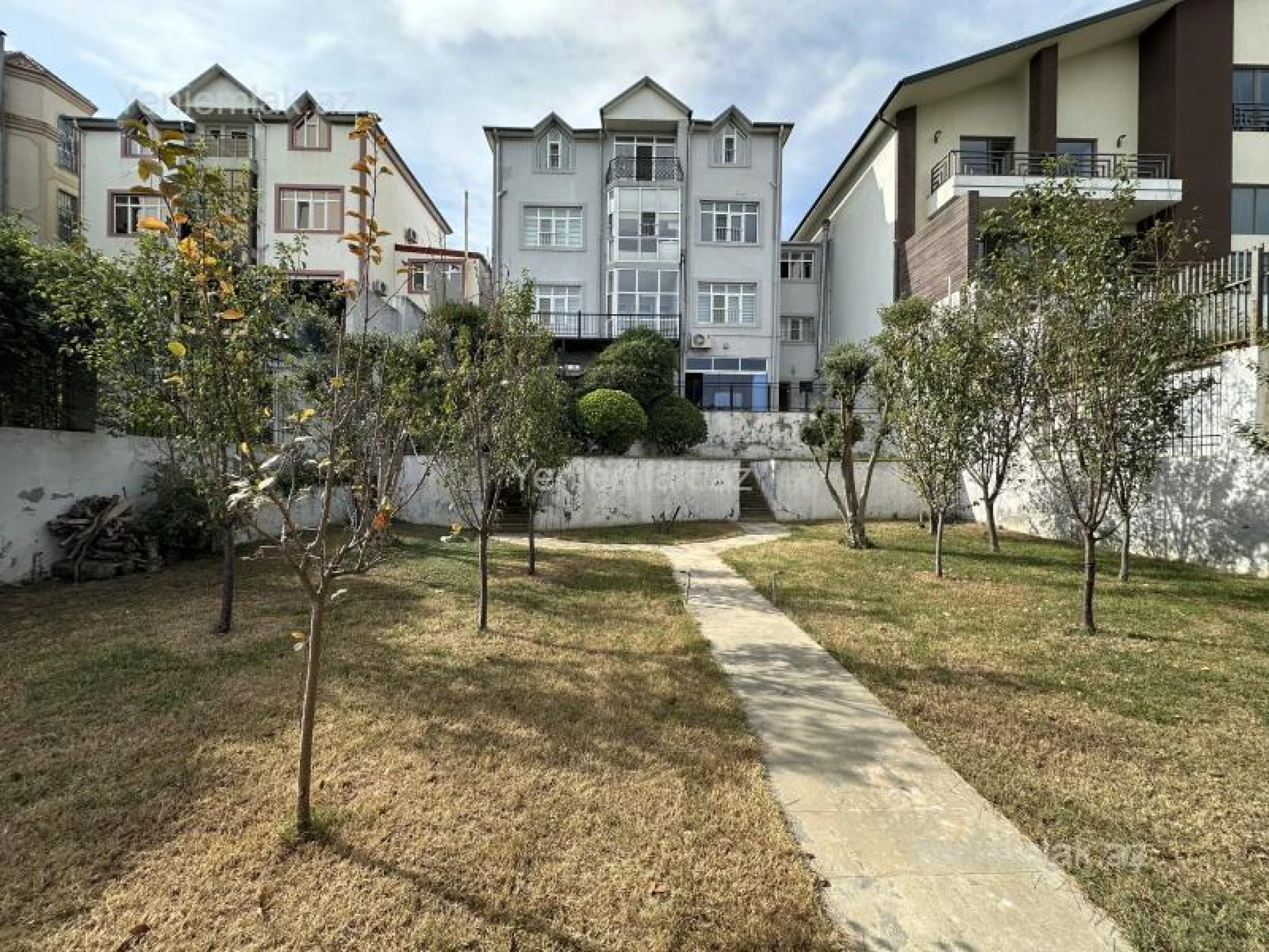 Satılır 7 otaqlı həyət evi 400 m²