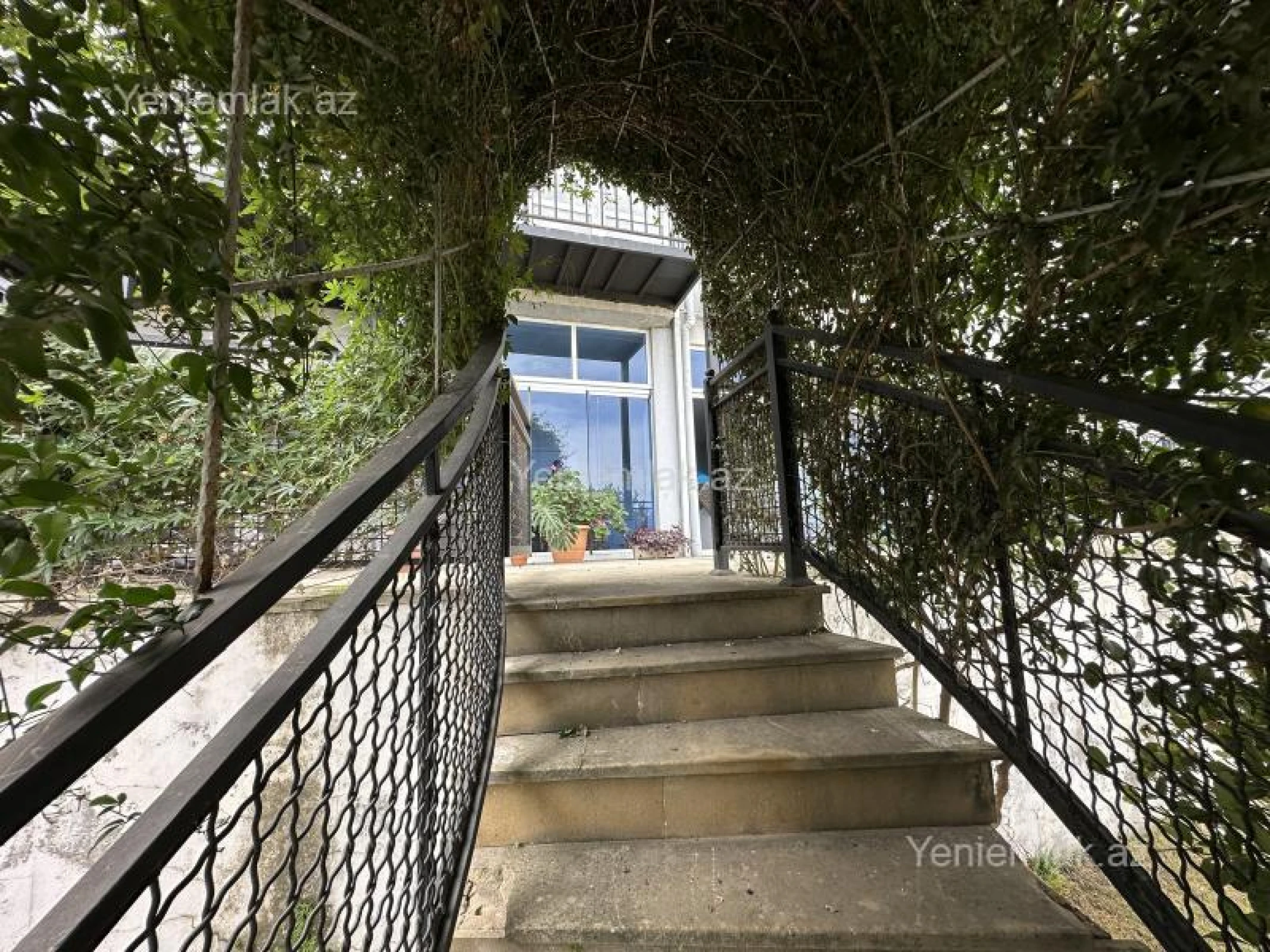 Satılır 7 otaqlı həyət evi 400 m²