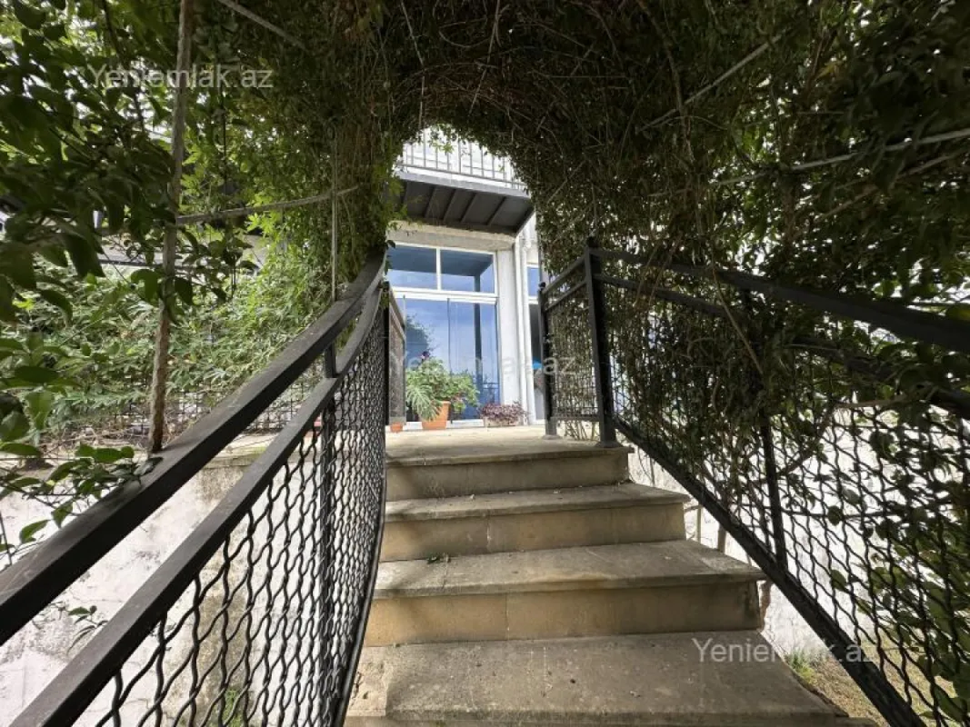 Satılır 7 otaqlı həyət evi 400 m²