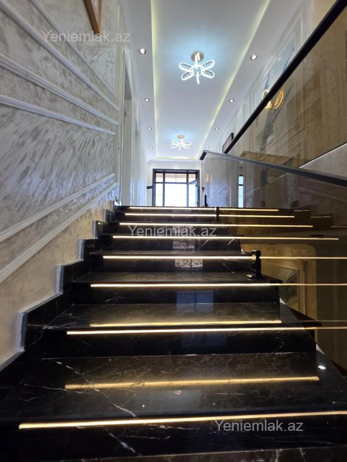 Satılır 5 otaqlı həyət evi 220 m²