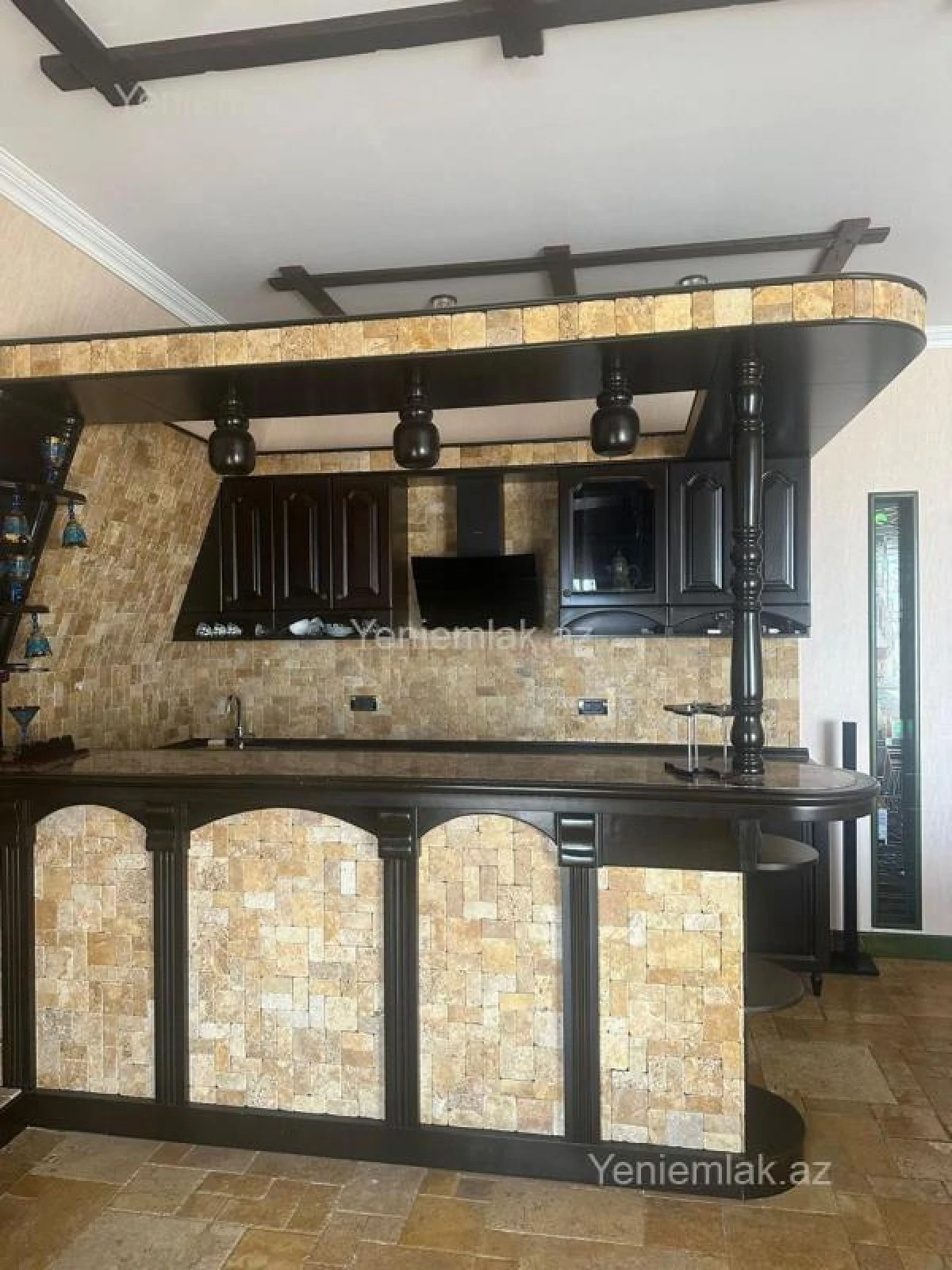 Satılır 10 otaqlı həyət evi 400 m²