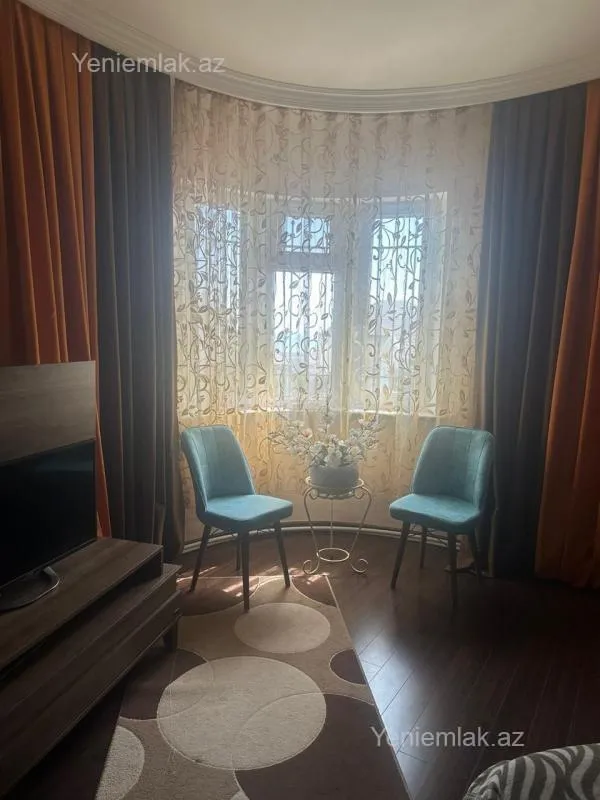 Satılır 10 otaqlı həyət evi 400 m²