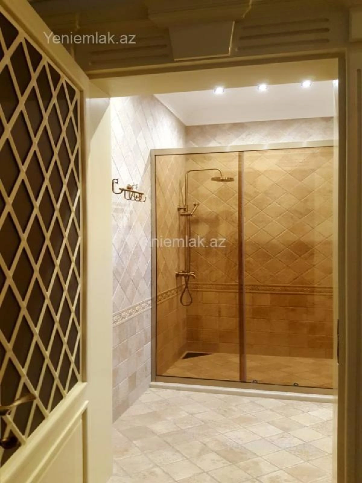 Satılır 10 otaqlı həyət evi 400 m²