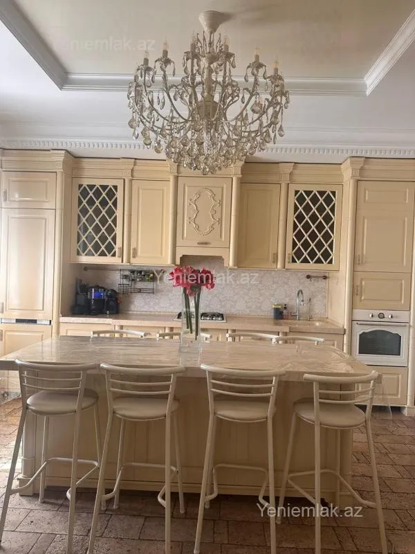 Satılır 10 otaqlı həyət evi 400 m²