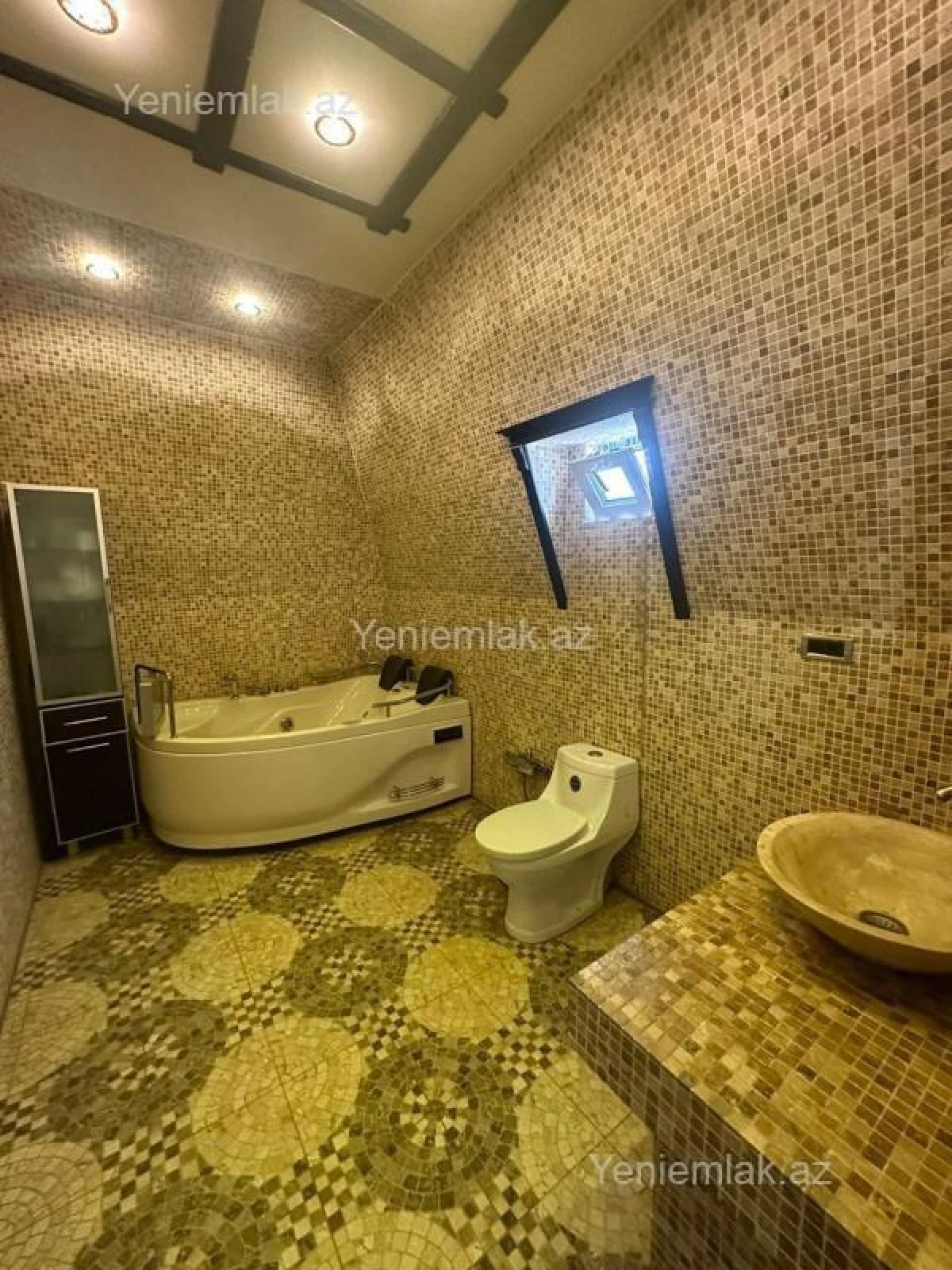 Satılır 10 otaqlı həyət evi 400 m²