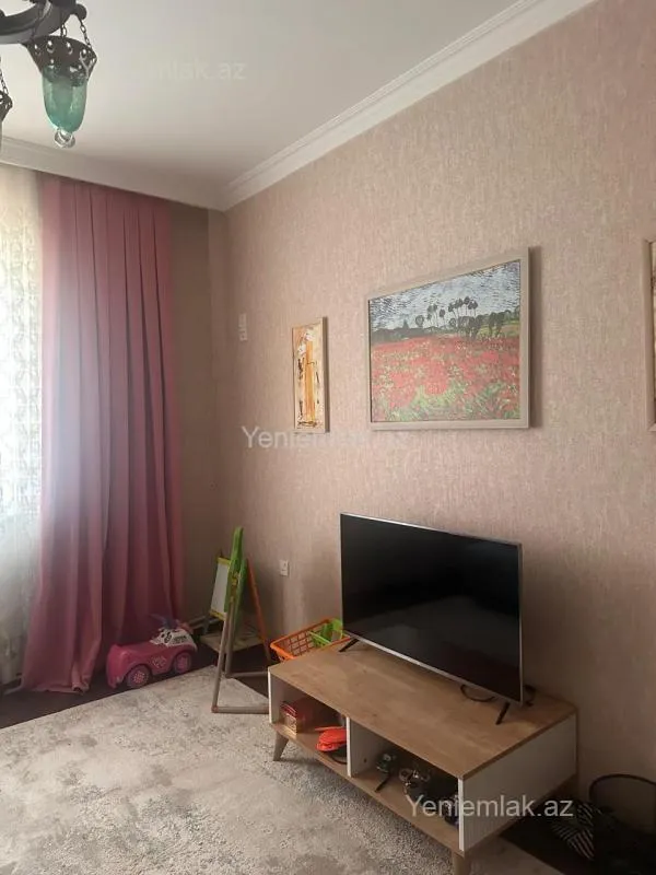 Satılır 10 otaqlı həyət evi 400 m²