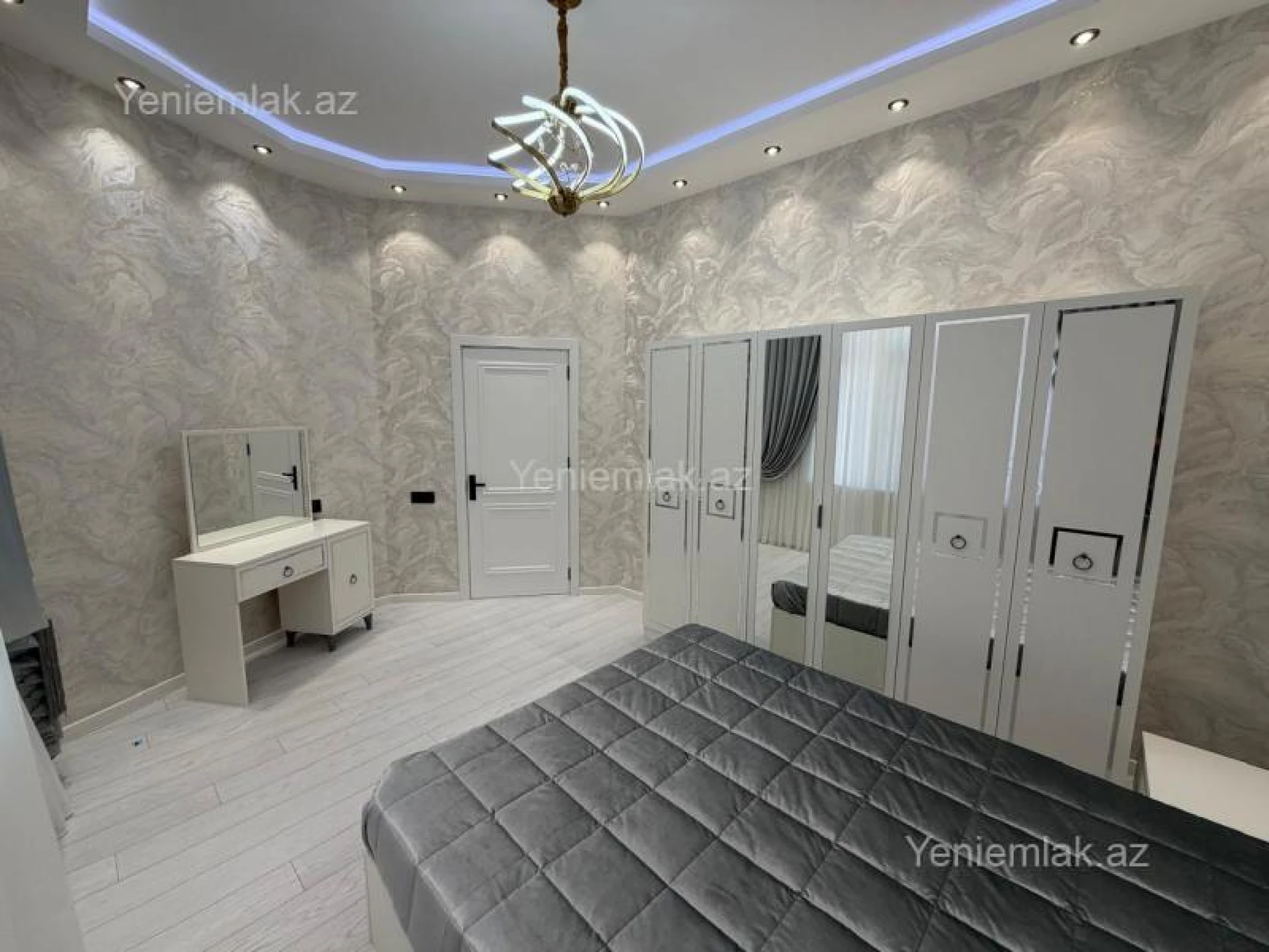 Satılır 4 otaqlı həyət evi 240 m²