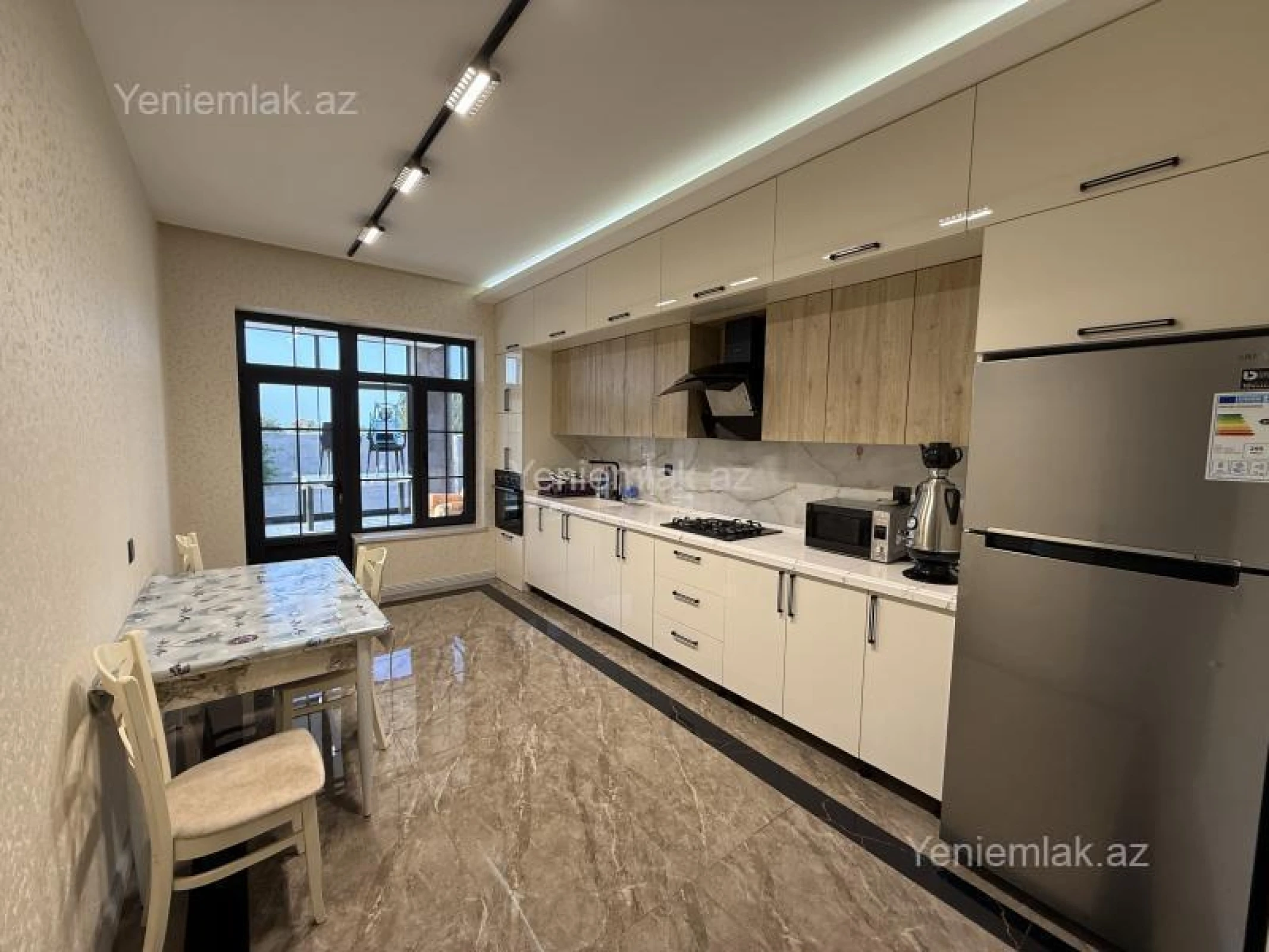 Satılır 6 otaqlı həyət evi 350 m²