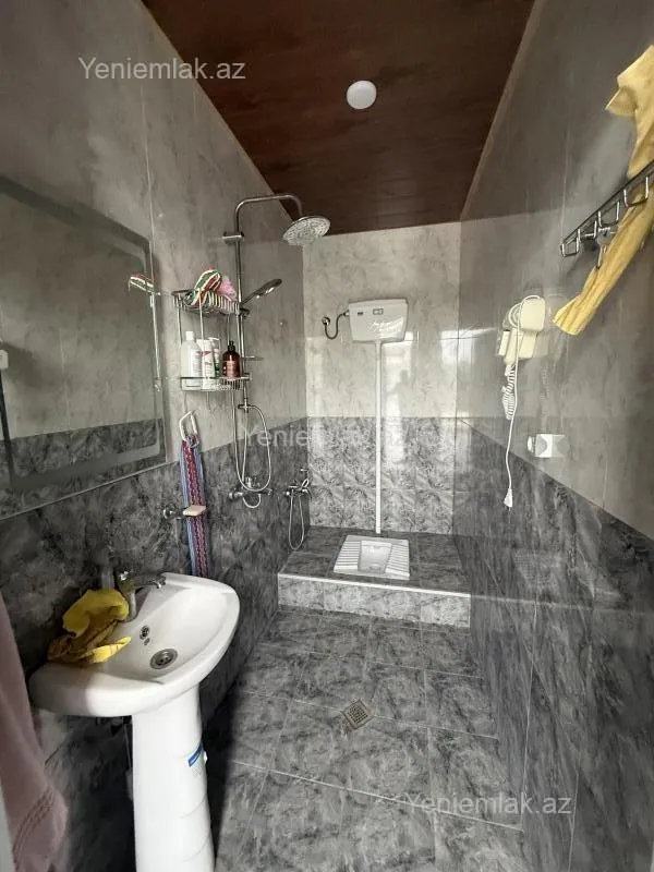 Satılır 7 otaqlı həyət evi 200 m²