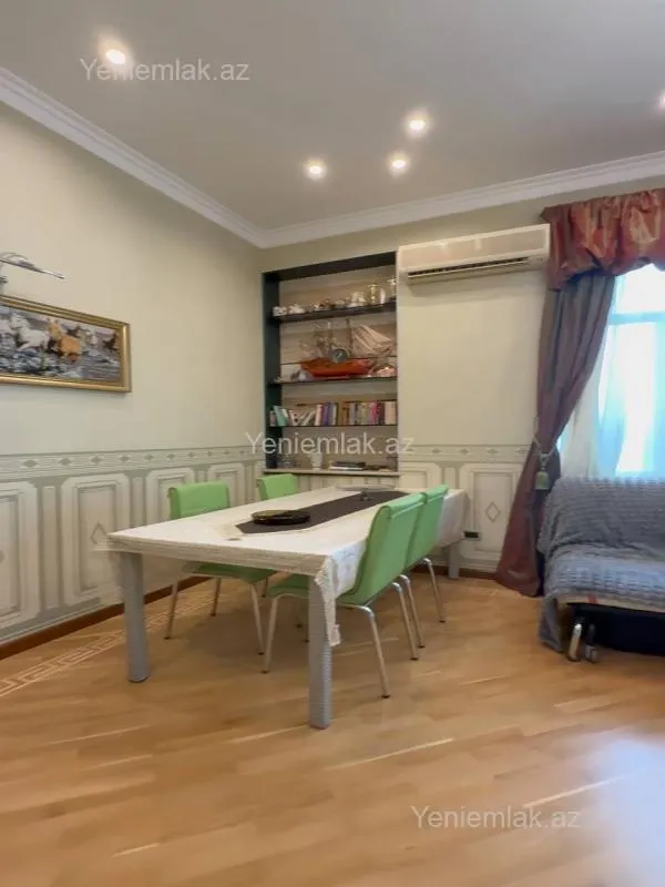Satılır 3 otaqlı köhnə tikili 90 m²