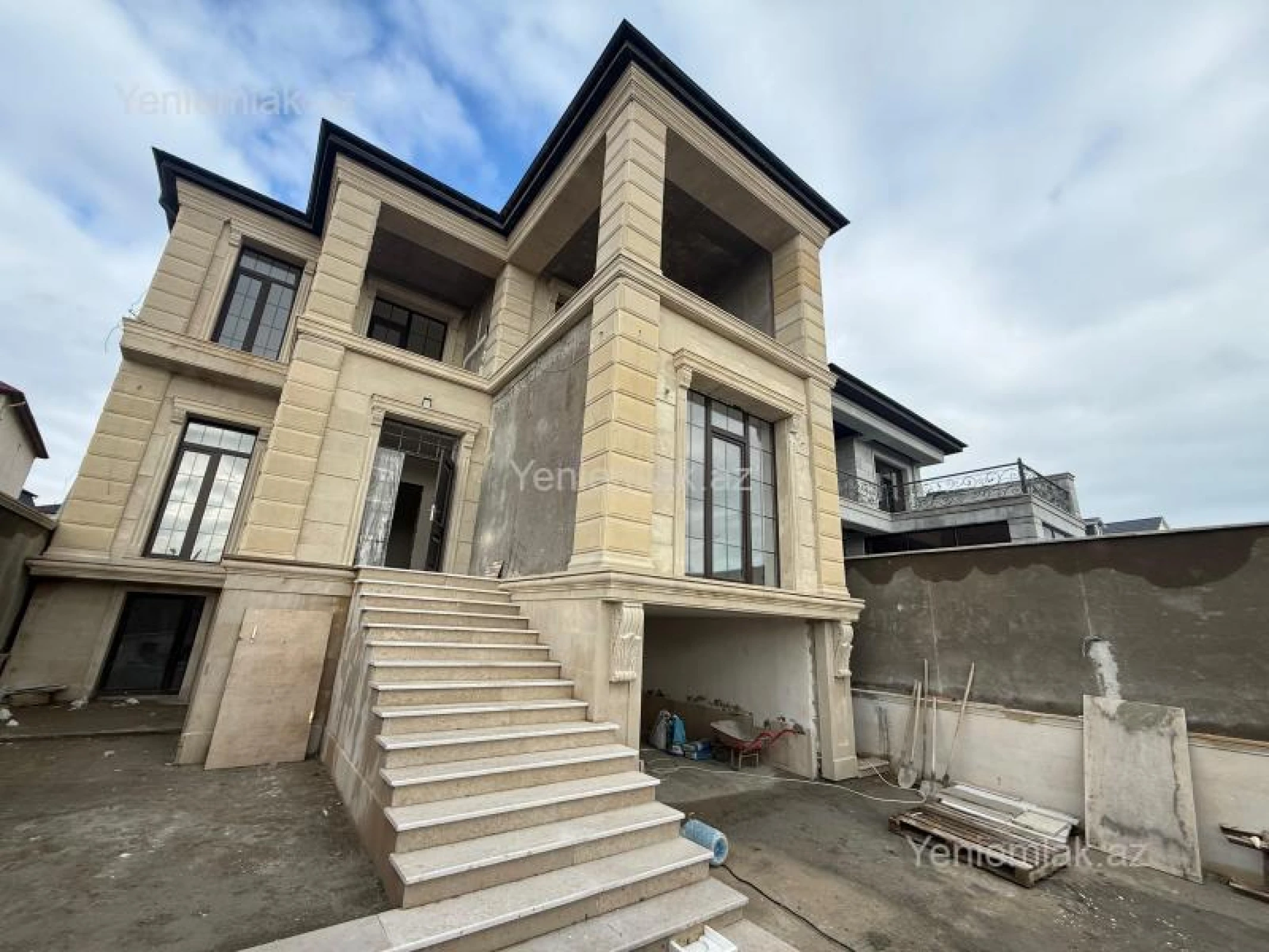 Satılır 5 otaqlı həyət evi 450 m²