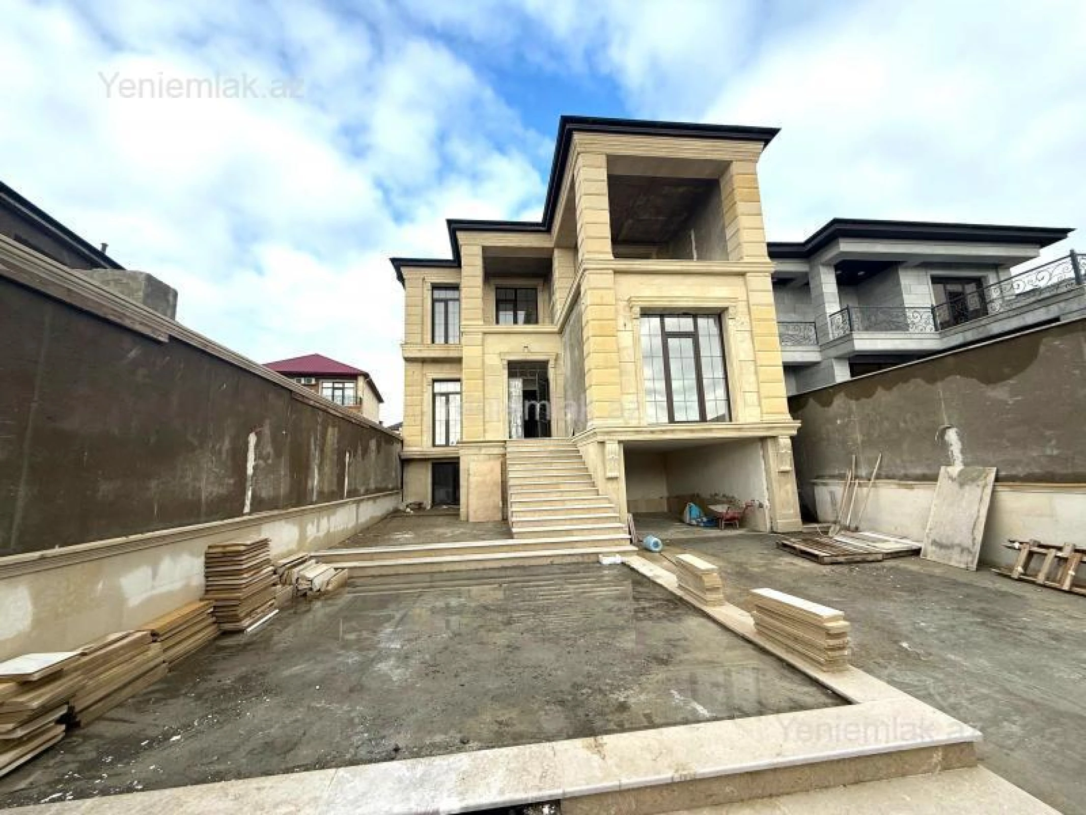 Satılır 5 otaqlı həyət evi 450 m²