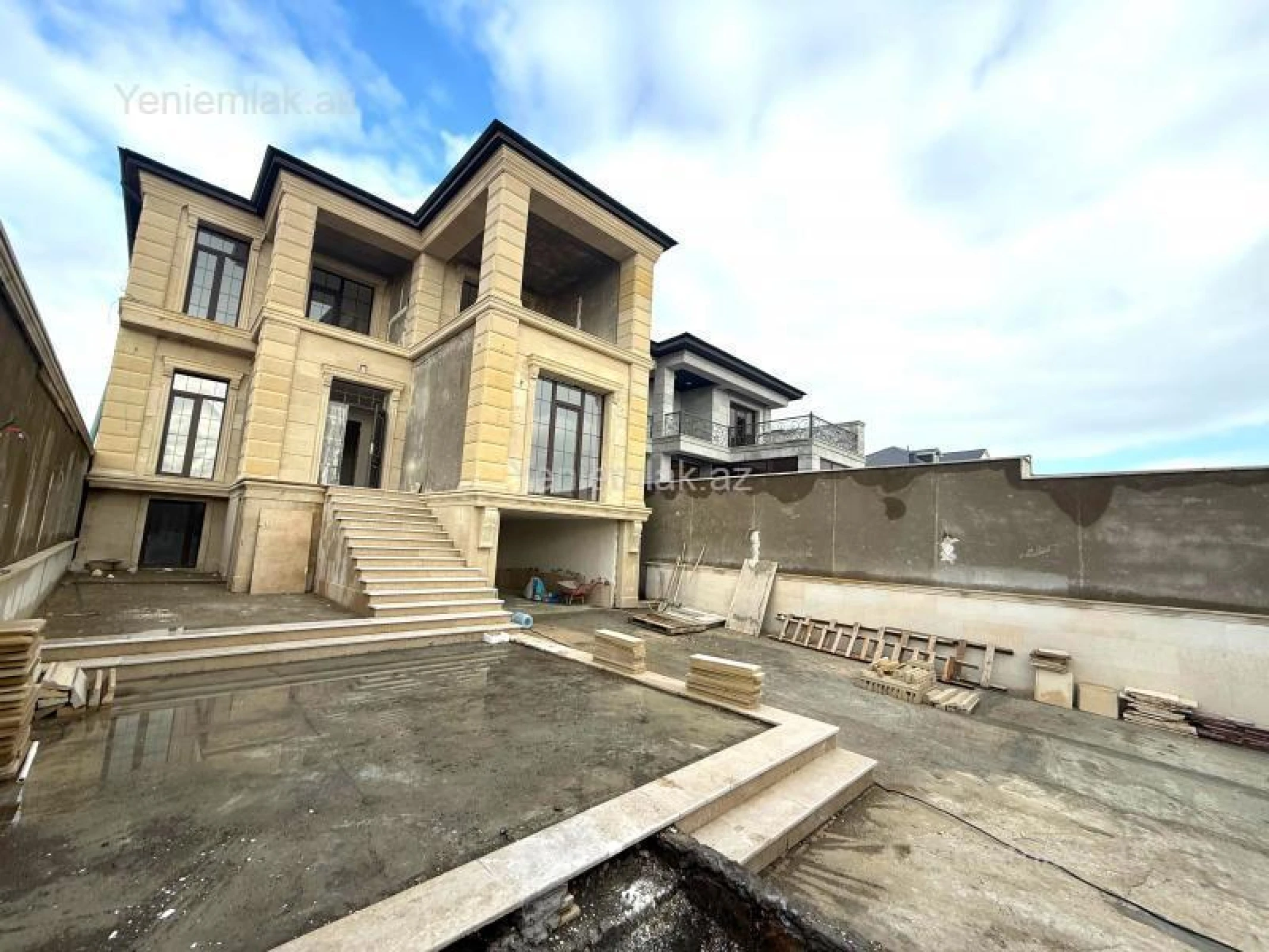 Satılır 5 otaqlı həyət evi 450 m²