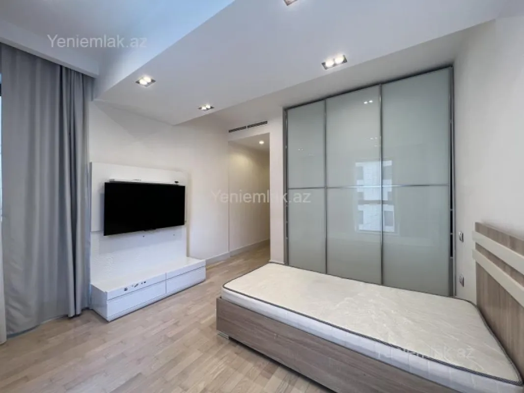 Satılır 3 otaqlı yeni tikili 175 m²