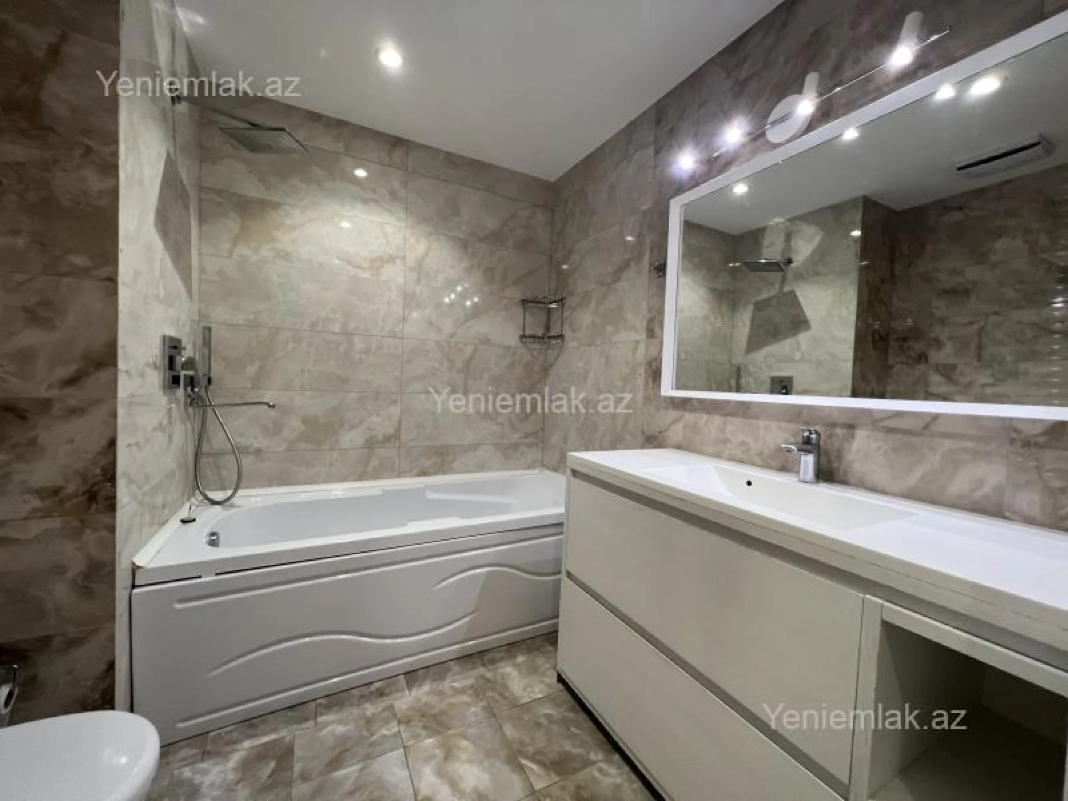 Satılır 3 otaqlı yeni tikili 175 m²