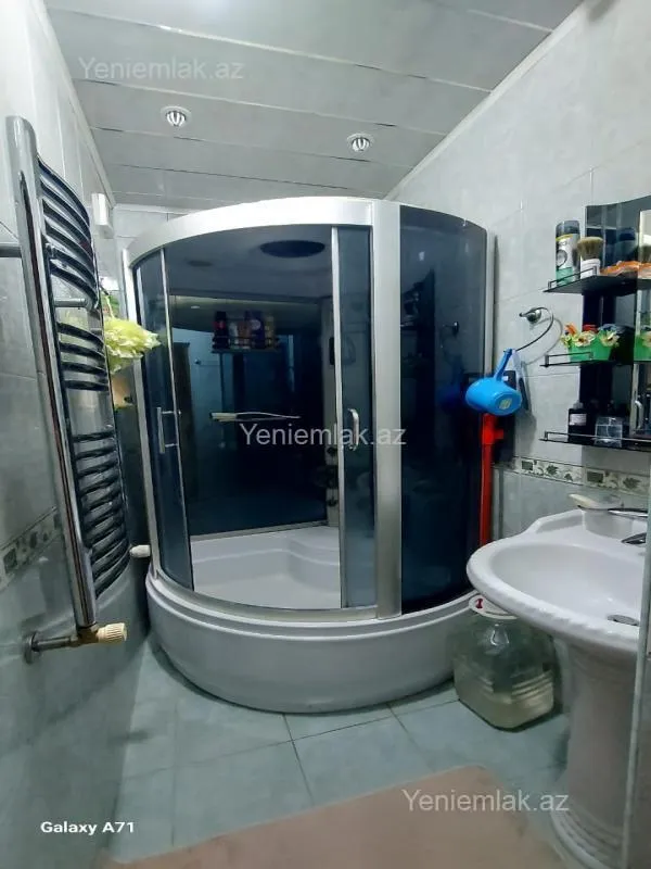 Satılır 5 otaqlı köhnə tikili 130 m²