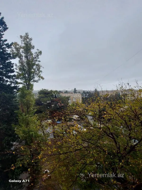 Satılır 5 otaqlı köhnə tikili 130 m²