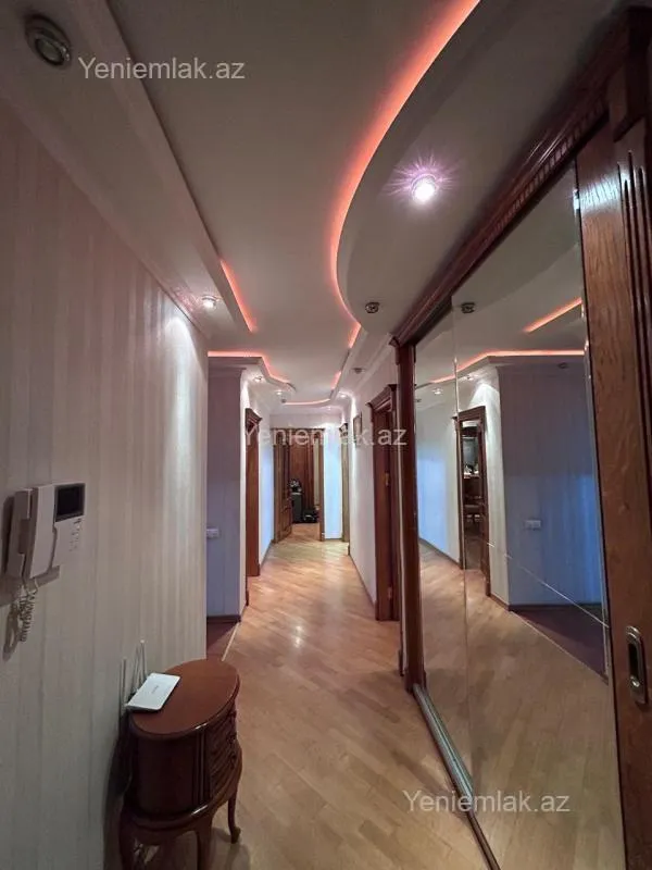 Satılır 5 otaqlı köhnə tikili 130 m²