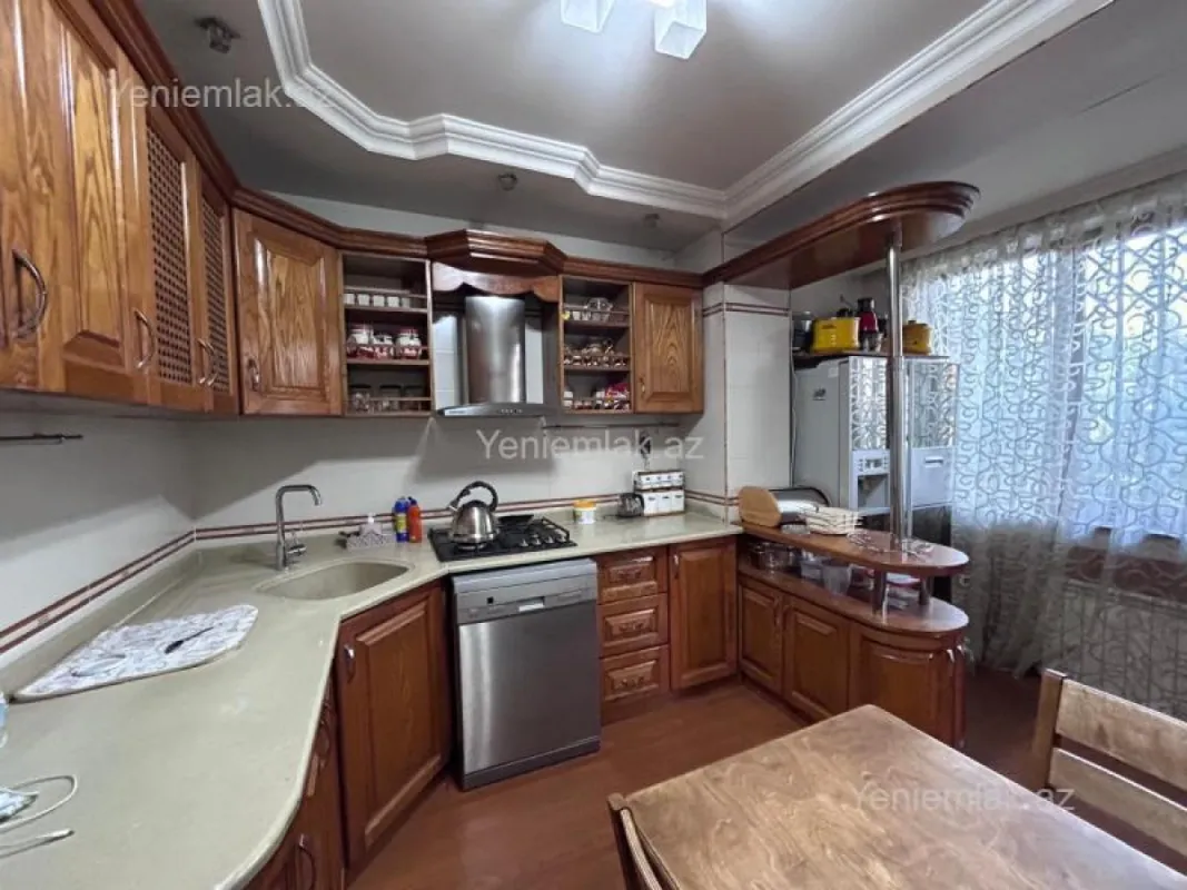 Satılır 5 otaqlı köhnə tikili 130 m²