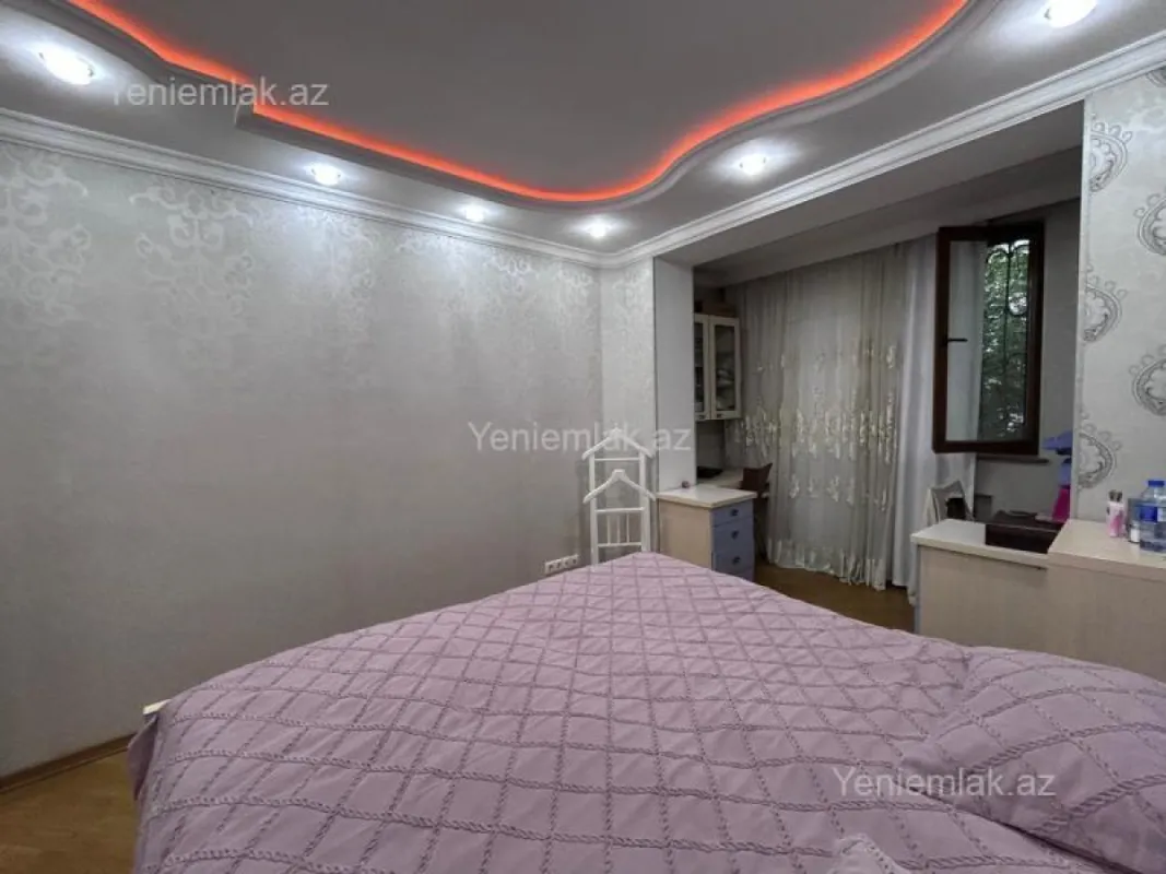 Satılır 5 otaqlı köhnə tikili 130 m²
