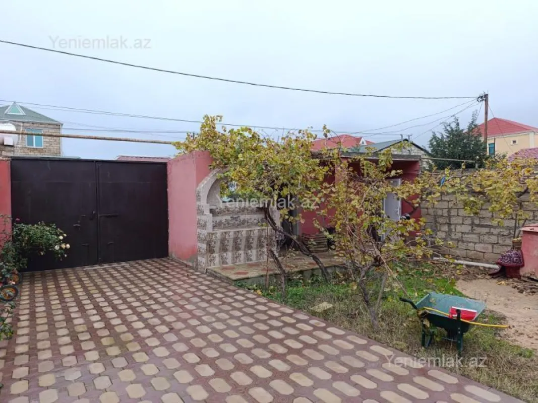 Satılır 8 otaqlı həyət evi 240 m²