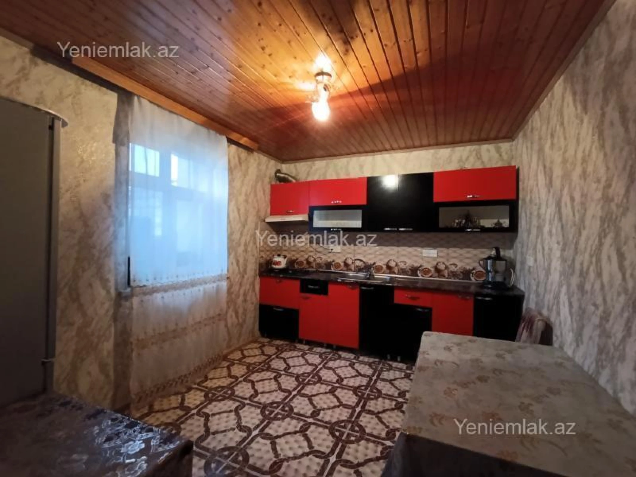 Satılır 8 otaqlı həyət evi 240 m²