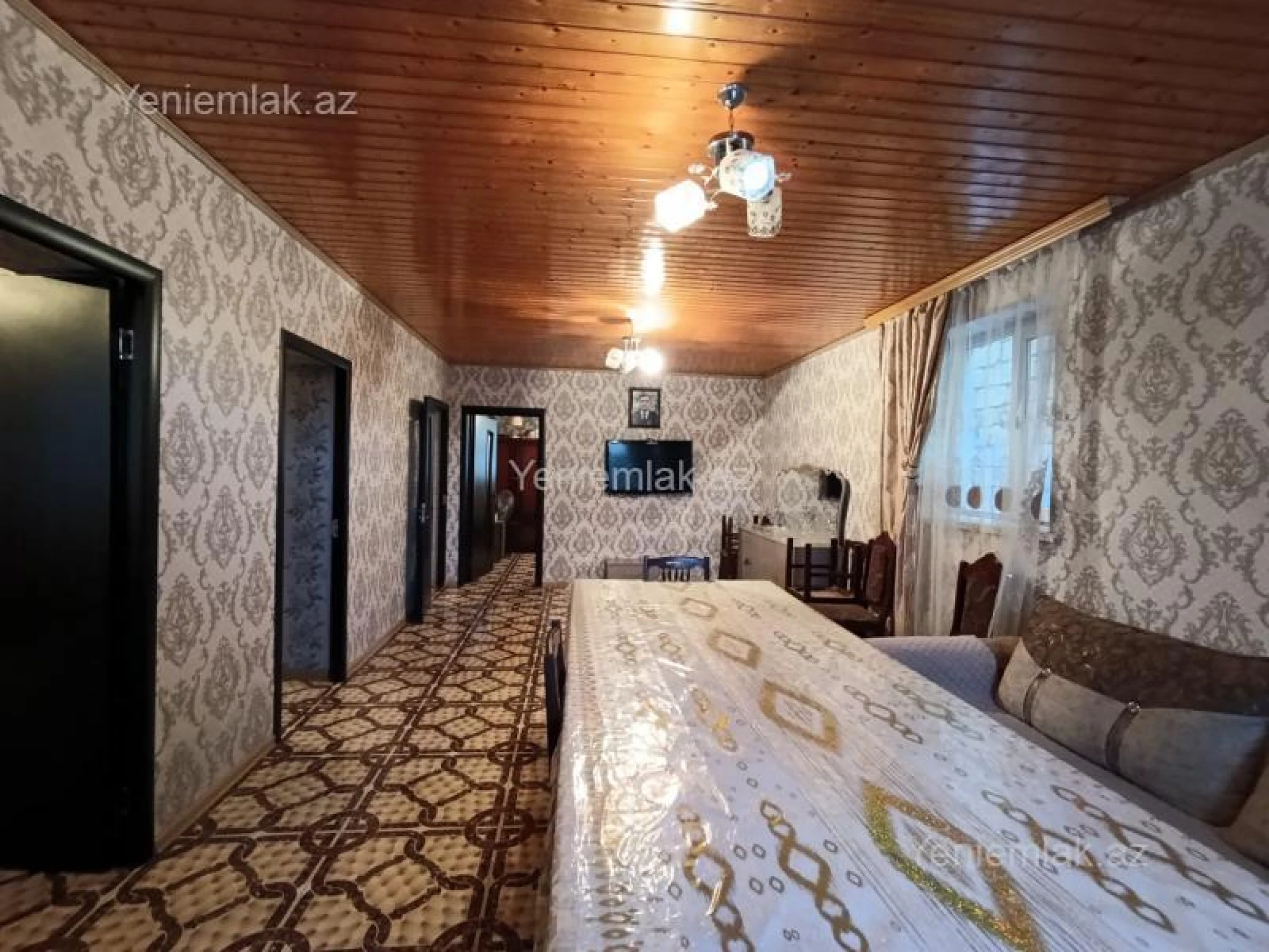 Satılır 8 otaqlı həyət evi 240 m²