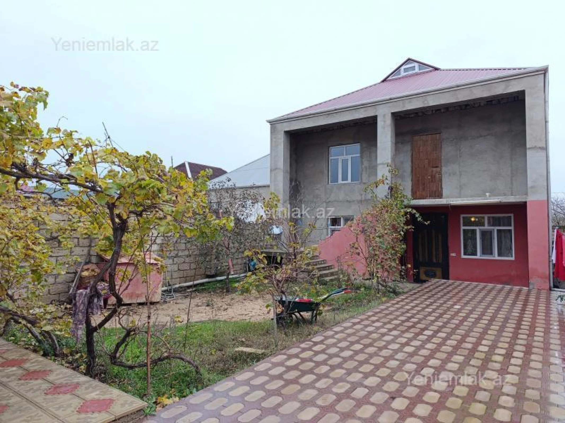 Satılır 8 otaqlı həyət evi 240 m²