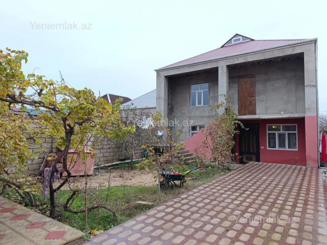 Satılır 8 otaqlı həyət evi 240 m²