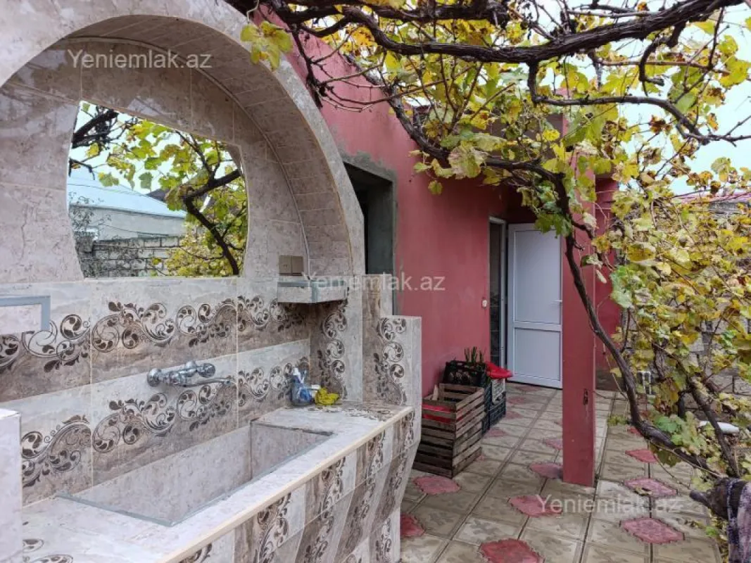 Satılır 8 otaqlı həyət evi 240 m²