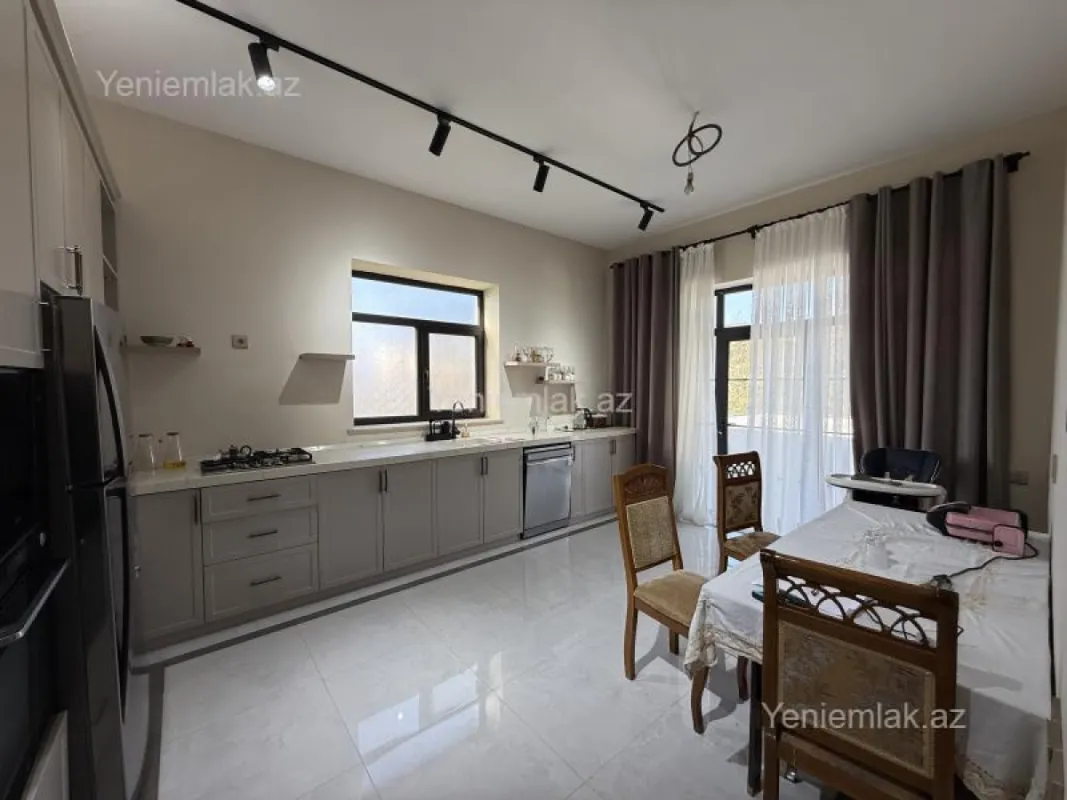 Satılır 4 otaqlı həyət evi 250 m²
