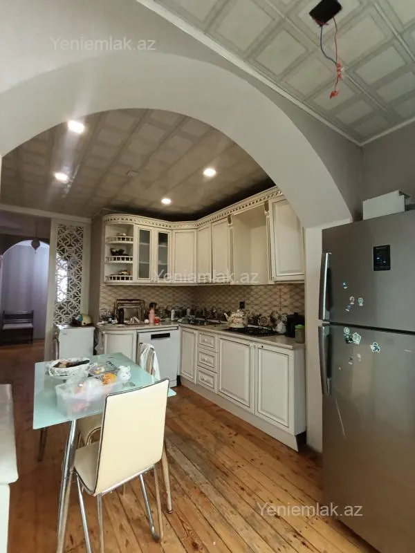 Satılır 4 otaqlı köhnə tikili 100 m²