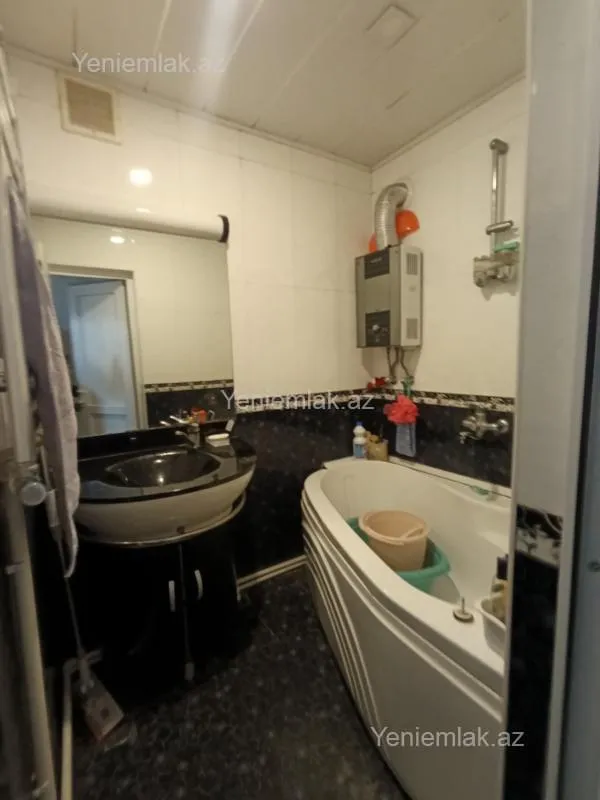 Satılır 4 otaqlı köhnə tikili 100 m²