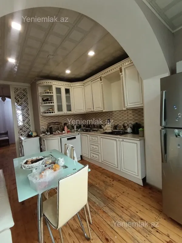 Satılır 4 otaqlı köhnə tikili 100 m²