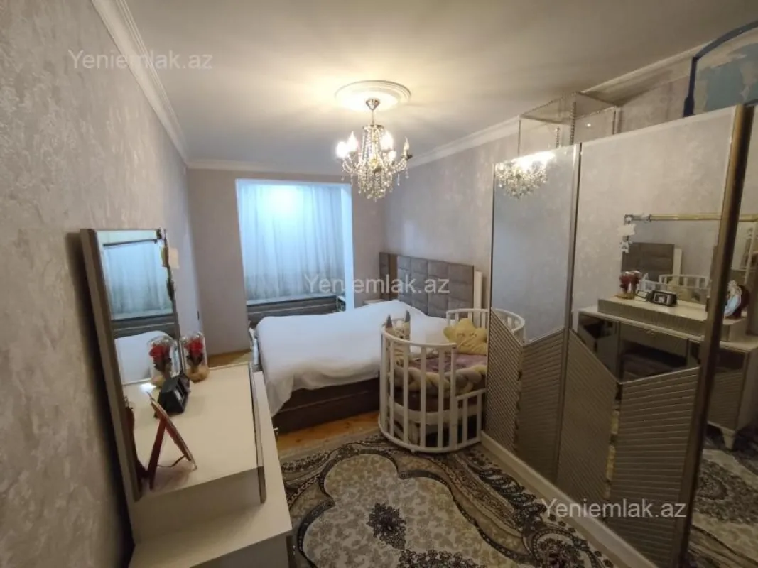 Satılır 4 otaqlı köhnə tikili 90 m²