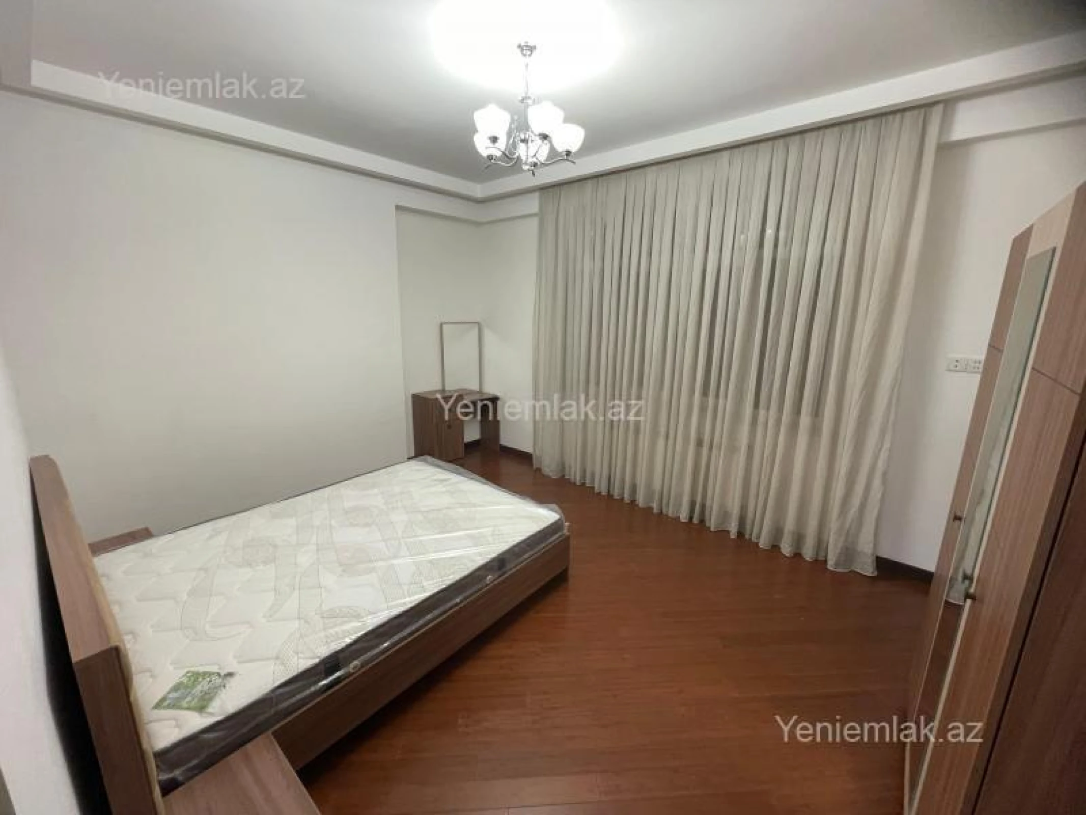 Satılır 3 otaqlı köhnə tikili 135 m²