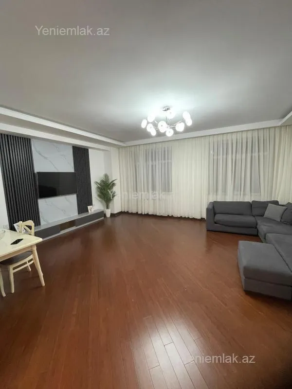 Satılır 3 otaqlı köhnə tikili 135 m²