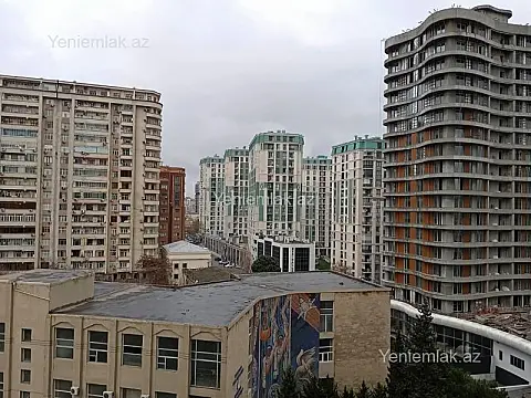 Satılır 3 otaqlı köhnə tikili 135 m²