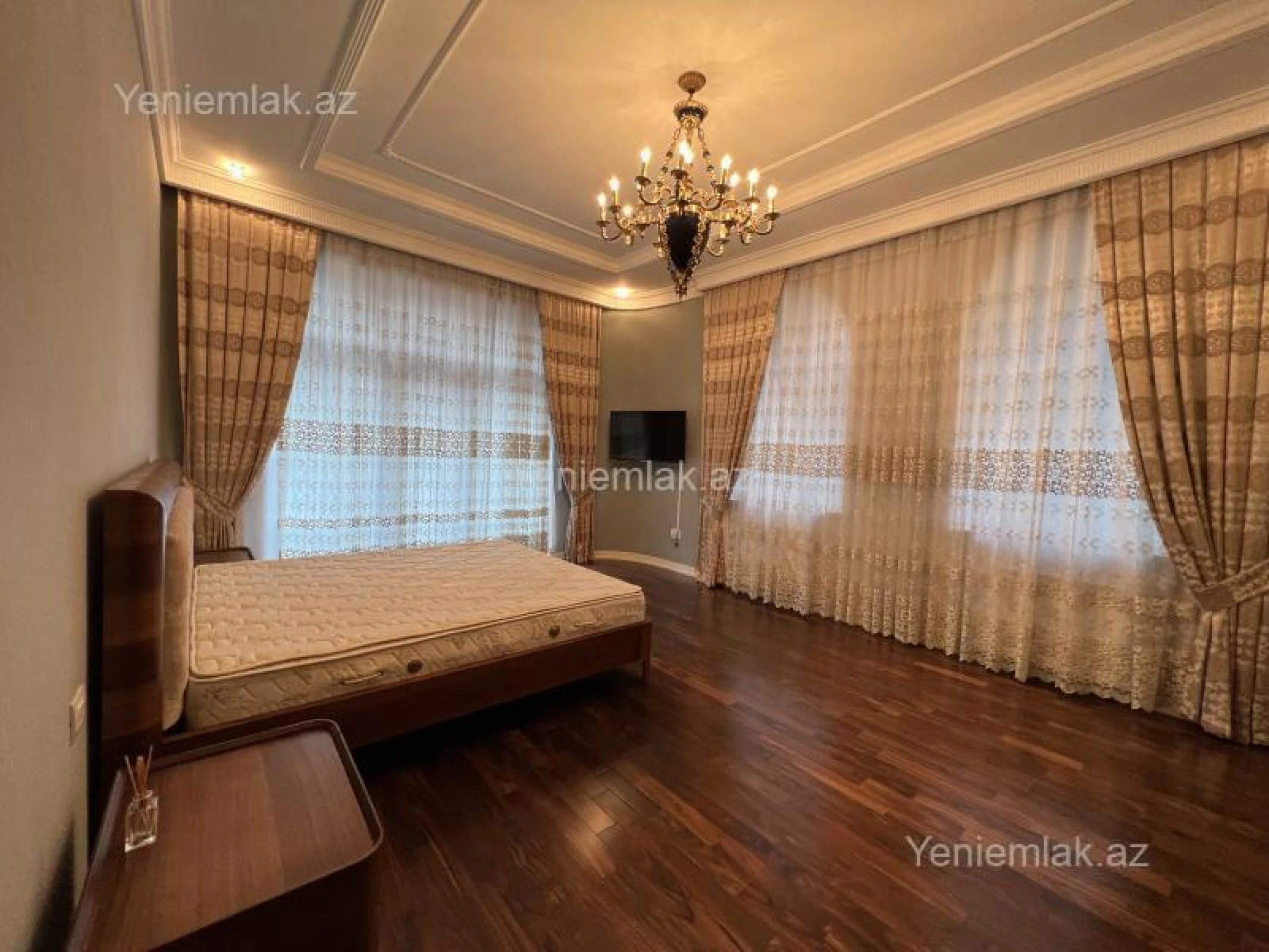 Satılır 8 otaqlı həyət evi 1000 m²