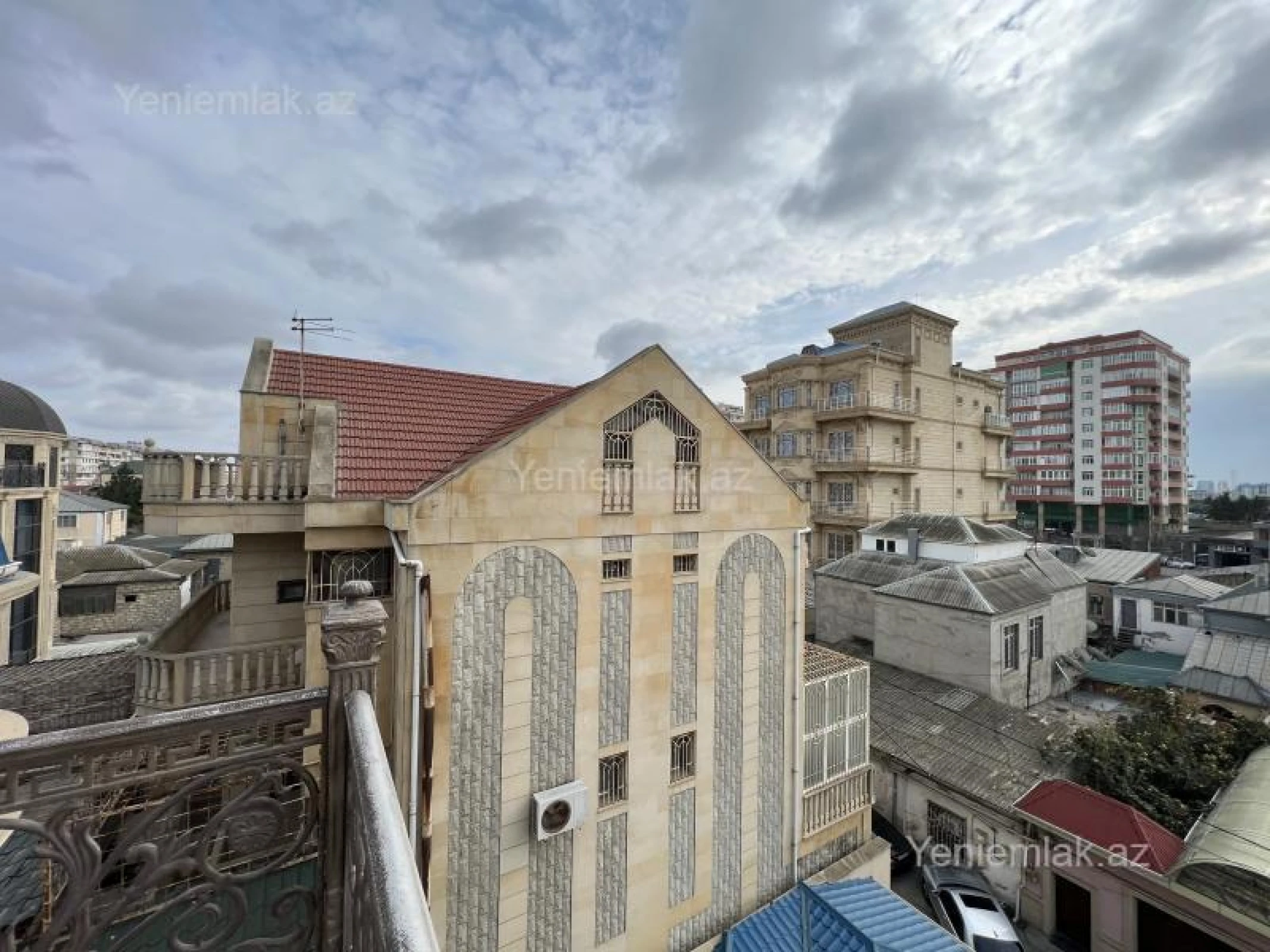 Satılır 8 otaqlı həyət evi 1000 m²