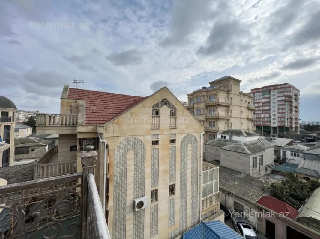 Satılır 8 otaqlı həyət evi 1000 m²