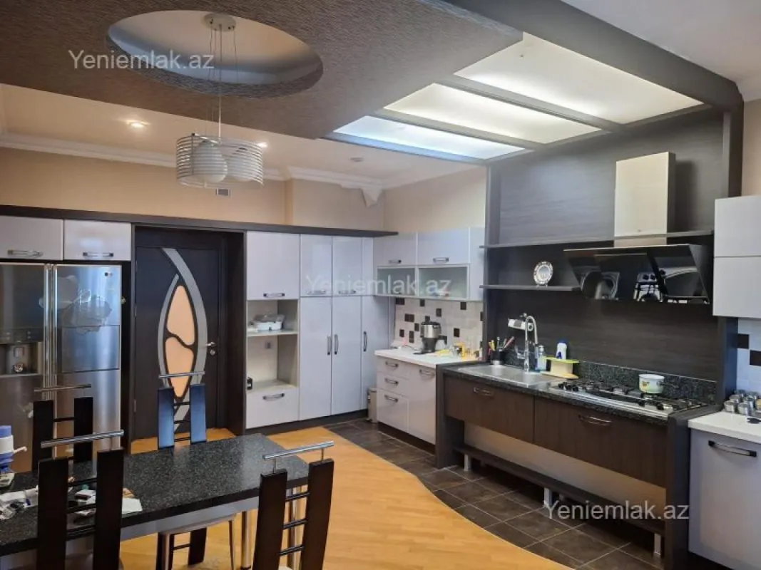 Satılır 4 otaqlı yeni tikili 240 m²