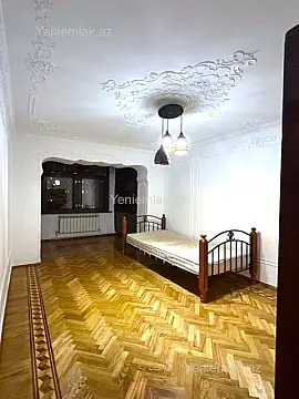 Satılır 4 otaqlı köhnə tikili 110 m²